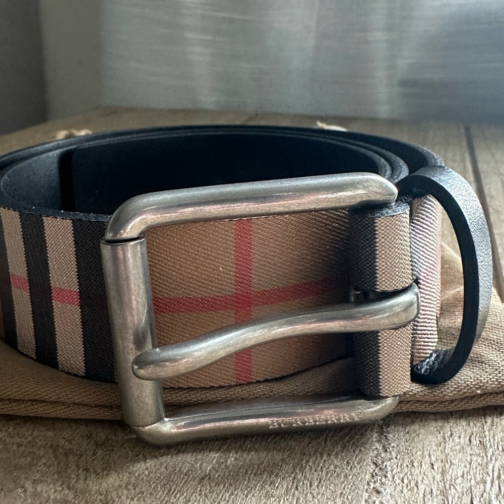 Burberry men’s Authentic vintage check belt!